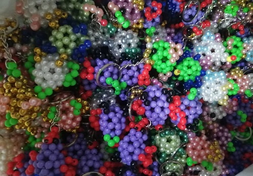 9月23日，拿回家做的手工活，在家做手工活掙錢，手工之家的珠繡串珠是傳統(tǒng)手工、純手工，圖為勵志珠珠繡串珠手工產(chǎn)品剪影