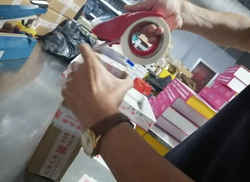 9月26日，寄到家做的手工活，代加工手工活，手工之家的合作方式滿足加工人員的需要，圖為勵志珠珠繡手工材料倉庫工作人員剪影