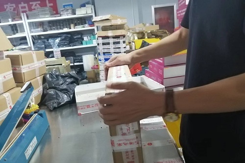 9月26日，寄到家做的手工活，代加工手工活，手工之家的合作方式滿足加工人員的需要，圖為勵志珠珠繡手工材料倉庫工作人員剪影