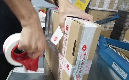 9月26日，寄到家做的手工活，代加工手工活，手工之家的合作方式滿足加工人員的需要，圖為勵志珠珠繡手工材料倉庫工作人員剪影