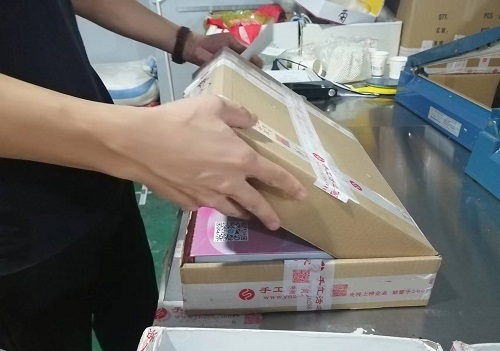 9月26日，寄到家做的手工活，代加工手工活，手工之家的合作方式滿足加工人員的需要，圖為勵志珠珠繡手工材料倉庫工作人員剪影