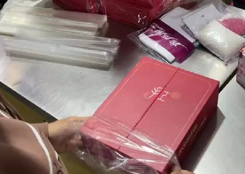 9月27日，純手工活外發(fā)加工項(xiàng)目，手工加工回收項(xiàng)目，讓產(chǎn)品合格，手工之家注重前期培訓(xùn)、驗(yàn)收標(biāo)準(zhǔn)明確，圖為勵(lì)志珠珠繡串珠手工材料發(fā)貨剪影
