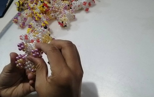 9月28日，拿回家做的手工活，正規(guī)供料的手工活，合適的手工，合作和服務(wù)都好，越來越多人在手工之家通過手工成長收獲，圖為勵(lì)志珠珠繡串珠手工成品庫驗(yàn)收剪影