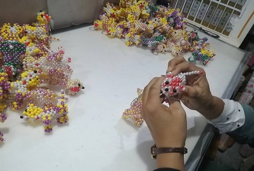 9月28日，拿回家做的手工活，正規(guī)供料的手工活，合適的手工，合作和服務(wù)都好，越來越多人在手工之家通過手工成長收獲，圖為勵(lì)志珠珠繡串珠手工成品庫驗(yàn)收剪影