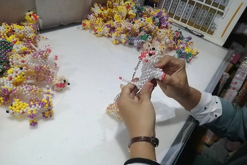 9月28日，拿回家做的手工活，正規(guī)供料的手工活，合適的手工，合作和服務(wù)都好，越來越多人在手工之家通過手工成長收獲，圖為勵(lì)志珠珠繡串珠手工成品庫驗(yàn)收剪影