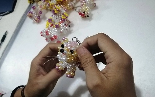 9月28日，拿回家做的手工活，正規(guī)供料的手工活，合適的手工，合作和服務(wù)都好，越來越多人在手工之家通過手工成長收獲，圖為勵(lì)志珠珠繡串珠手工成品庫驗(yàn)收剪影