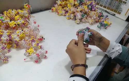 9月28日，拿回家做的手工活，正規(guī)供料的手工活，合適的手工，合作和服務(wù)都好，越來越多人在手工之家通過手工成長收獲，圖為勵(lì)志珠珠繡串珠手工成品庫驗(yàn)收剪影