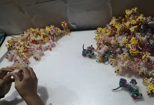 9月28日，拿回家做的手工活，正規(guī)供料的手工活，合適的手工，合作和服務(wù)都好，越來越多人在手工之家通過手工成長收獲，圖為勵(lì)志珠珠繡串珠手工成品庫驗(yàn)收剪影