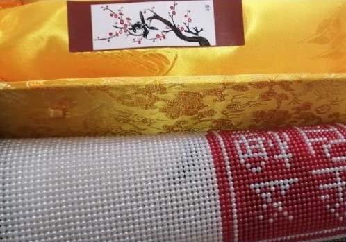 10月2日，在家做手工活掙錢，寄到家做的手工活，手工之家堅(jiān)持對珠繡非遺傳統(tǒng)手工的傳承和創(chuàng)新，圖為勵(lì)志珠珠繡串珠手工產(chǎn)品及外包裝剪影