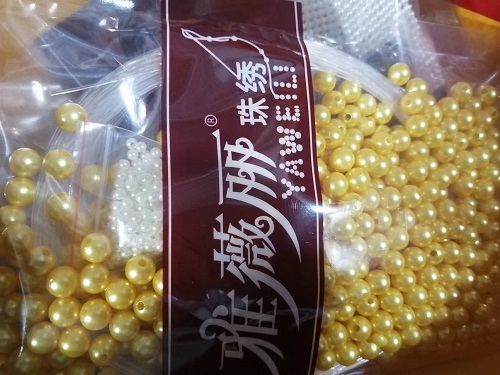 10月3日，接手工活訂單的平臺(tái)，可以帶回家做的手工活，加工沒(méi)難度，剛做手工之家的珠繡串珠手工活要注意什么？圖為勵(lì)志珠珠繡串珠小手工產(chǎn)品材料剪影