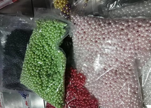 10月3日，接手工活訂單的平臺(tái)，可以帶回家做的手工活，加工沒(méi)難度，剛做手工之家的珠繡串珠手工活要注意什么？圖為勵(lì)志珠珠繡串珠小手工產(chǎn)品材料剪影