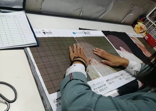 10月6日，加工活外放的正規(guī)公司，手工活外發(fā)加工正規(guī)的廠家，干凈、自由，常年有活兒，手工之家的手工活是適合在家做的手工活，圖為勵(lì)志珠珠繡成品倉庫驗(yàn)收剪影