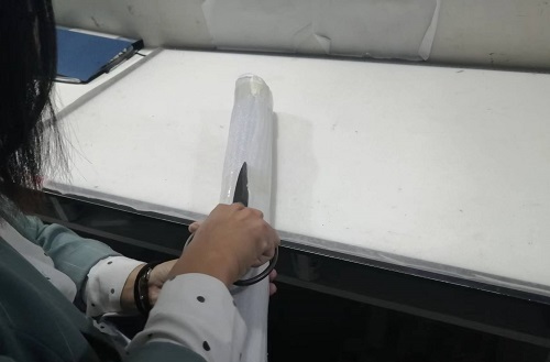 10月7日，寄到家做的手工活，正規(guī)手工活外發(fā)加工項目，在手工之家，質(zhì)量和收入是成正比的，圖為勵志珠珠繡手工成品倉庫驗貨拆除包裝剪影