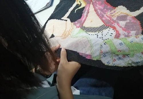10月11日，帶回家做的手工活，農(nóng)村手工活加工，在家做手工之家的珠繡串珠手工活要認(rèn)真用心，圖為勵志珠珠繡串珠手工產(chǎn)品驗收剪影