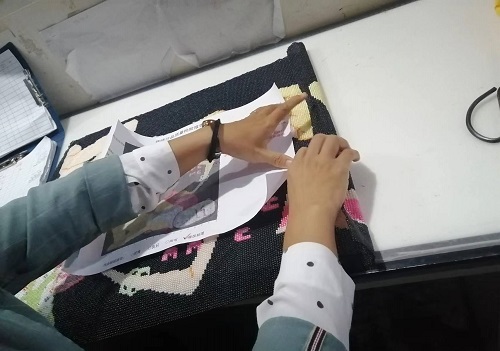 10月11日，帶回家做的手工活，農(nóng)村手工活加工，在家做手工之家的珠繡串珠手工活要認(rèn)真用心，圖為勵志珠珠繡串珠手工產(chǎn)品驗收剪影
