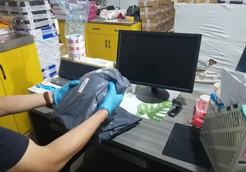 10月12日，想接正規(guī)廠家的手工活，在家做手工活，很受歡迎的手工之家敬業(yè)、重視服務(wù)，圖為勵(lì)志珠珠繡串珠手工材料倉(cāng)庫發(fā)貨剪影