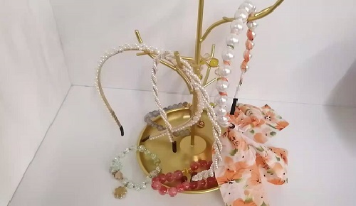 10月16日，農(nóng)村手工活加工項目，可靠的手工活外發(fā)，與手工之家合作，放心居家掙錢，圖為勵志珠珠繡串珠手工產(chǎn)品剪影