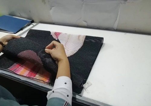 10月19日，想接正規(guī)廠家的手工活，正規(guī)外發(fā)手工活，手工之家允許加工人員自己銷售手工產(chǎn)品嗎？圖為勵(lì)志珠珠繡串珠手工產(chǎn)品驗(yàn)收剪影