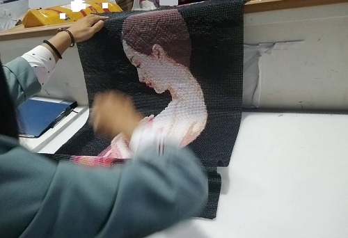 10月19日，想接正規(guī)廠家的手工活，正規(guī)外發(fā)手工活，手工之家允許加工人員自己銷售手工產(chǎn)品嗎？圖為勵(lì)志珠珠繡串珠手工產(chǎn)品驗(yàn)收剪影
