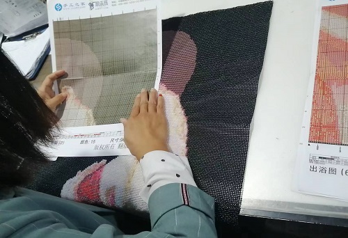 10月19日，想接正規(guī)廠家的手工活，正規(guī)外發(fā)手工活，手工之家允許加工人員自己銷售手工產(chǎn)品嗎？圖為勵(lì)志珠珠繡串珠手工產(chǎn)品驗(yàn)收剪影