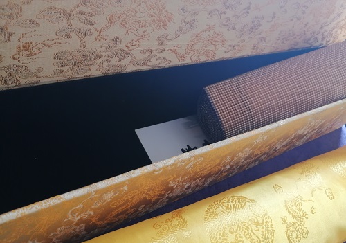 10月20日，拿回家做的手工活，長期穩(wěn)定的手工活，手工之家的個性化定制服務讓人滿意，圖為勵志珠珠繡串珠手工產(chǎn)品及外包裝剪影