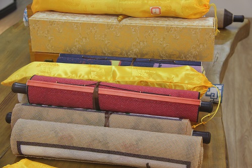 10月26日，想居家手工掙錢，串珠活居家就業(yè)創(chuàng)業(yè)，手工之家對加工人員有這樣的要求，圖為勵志珠珠繡串珠手工產(chǎn)品細(xì)節(jié)剪影