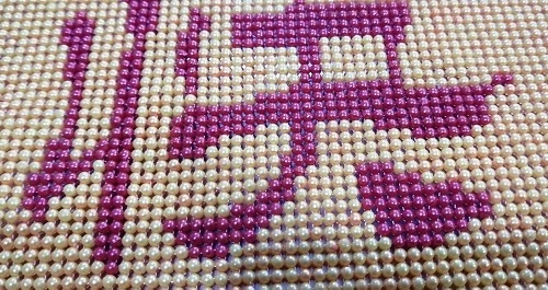 11月3日，帶回家做的手工項目，靈活就業(yè)串珠手工，手工之家的手工事業(yè)發(fā)展前景好所以受歡迎，圖為勵志珠珠繡串珠手工產(chǎn)品細(xì)節(jié)剪影