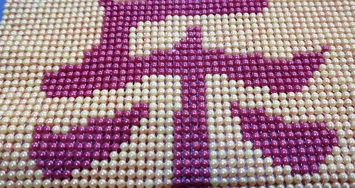 11月3日，帶回家做的手工項目，靈活就業(yè)串珠手工，手工之家的手工事業(yè)發(fā)展前景好所以受歡迎，圖為勵志珠珠繡串珠手工產(chǎn)品細(xì)節(jié)剪影