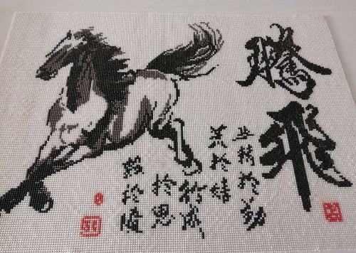 11月7日，老年人在家能做的兼職，串珠手工兼職，手工之家的珠繡串珠副業(yè)長(zhǎng)期穩(wěn)定，圖為勵(lì)志珠珠繡串珠手工產(chǎn)品剪影