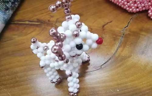 11月12日，靈活就業(yè)創(chuàng)業(yè)，與正規(guī)手工企業(yè)合作，手工之家讓大家加工和銷售都掙錢，圖為勵志珠珠繡串珠手工產(chǎn)品剪影