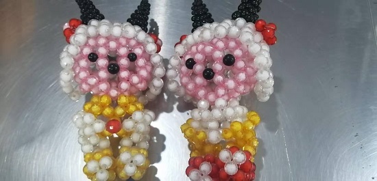 11月12日，靈活就業(yè)創(chuàng)業(yè)，與正規(guī)手工企業(yè)合作，手工之家讓大家加工和銷售都掙錢，圖為勵志珠珠繡串珠手工產(chǎn)品剪影