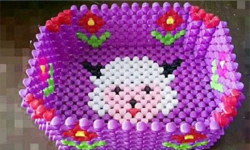11月15日，珠繡手工加工回收項(xiàng)目，靈活就業(yè)創(chuàng)業(yè)，在家做的手工，選擇手工之家的人都在努力，圖為勵(lì)志珠珠繡串珠手工產(chǎn)品剪影