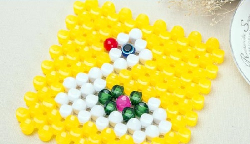 11月19日，拿回家做的手工，靈活就業(yè)創(chuàng)業(yè)手工項(xiàng)目，在手工之家個人做和開手工工作室、以及邊加工邊銷售，哪個更合適？圖為勵志珠珠繡串珠手工產(chǎn)品剪影
