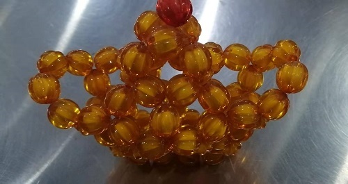 12月1日，新的一月，把純手工拿回家做，靈活就業(yè)創(chuàng)業(yè)，手工之家以誠待人、以真為本，圖為勵(lì)志珠珠繡串珠手工產(chǎn)品剪影