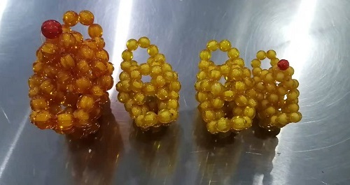 12月1日，新的一月，把純手工拿回家做，靈活就業(yè)創(chuàng)業(yè)，手工之家以誠待人、以真為本，圖為勵(lì)志珠珠繡串珠手工產(chǎn)品剪影