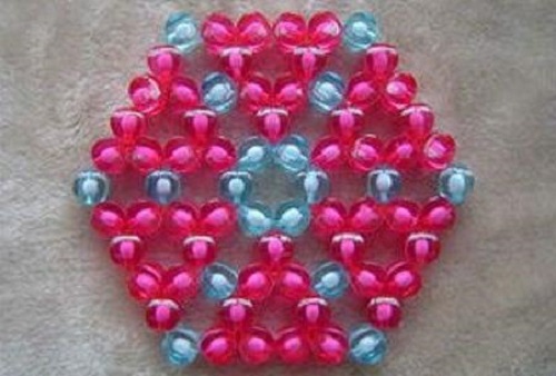 1月29日，純手工加工項目，在家做串珠手工掙錢，創(chuàng)新是手工之家企業(yè)發(fā)展的重要動力，圖為勵志珠珠繡串珠手工產(chǎn)品剪影