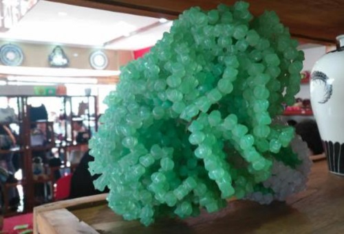 2月2日，想接正規(guī)廠家的手工項(xiàng)目，帶回家做的手工，手工之家團(tuán)隊(duì)包括大家每一個(gè)人，圖為勵(lì)志珠珠繡串珠手工產(chǎn)品剪影