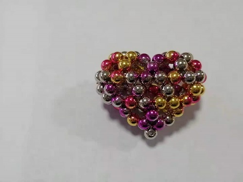 2月12日，在家兼職手工，帶回家做的手工項目，十多年的老手工平臺，手工之家有夢、有愛、有笑，圖為勵志珠珠繡串珠手工產(chǎn)品剪影