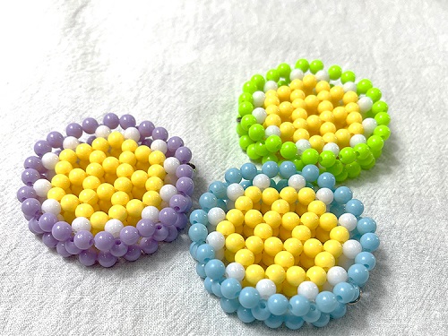 2月13日，在家做手工掙錢，靈活就業(yè)好手工項(xiàng)目，官方渠道了解，手工之家平臺優(yōu)勢讓人放心，圖為勵志珠珠繡串珠手工產(chǎn)品剪影