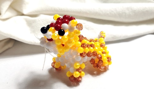2月14日，正規(guī)手工項(xiàng)目，靈活就業(yè)好選擇，手工之家的純手工，加工和銷售都好做，因?yàn)楫a(chǎn)品讓人喜歡，圖為勵(lì)志珠珠繡串珠手工產(chǎn)品剪影