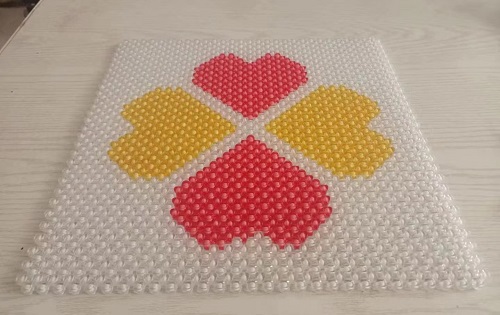 2月24日，帶回家做的手工項(xiàng)目，靈活就業(yè)串珠手工，手工之家對合作人員始終是以誠相待，圖為勵志珠珠繡串珠手工產(chǎn)品剪影
