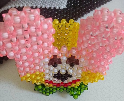 2月25日，手工項目拿回家做，正規(guī)廠家的手工，在手工之家對合作者平等公開不設限，銷售加工都是如此，圖為勵志珠珠繡串珠手工產品剪影