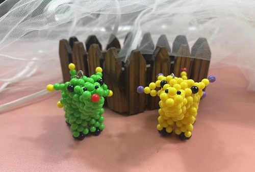 2月25日，手工項目拿回家做，正規(guī)廠家的手工，在手工之家對合作者平等公開不設限，銷售加工都是如此，圖為勵志珠珠繡串珠手工產品剪影