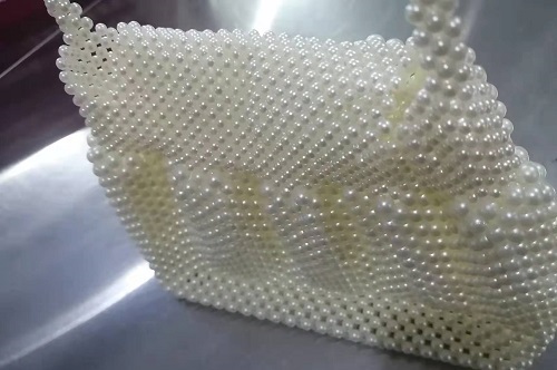 3月2日，拿回家做的手工副業(yè)，在家做手工掙錢，在手工之家做好手工項(xiàng)目需要注意的問題，圖為勵(lì)志珠珠繡串珠手工產(chǎn)品剪影