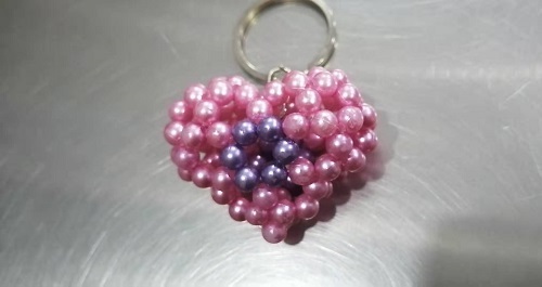 3月7日，在家做手工副業(yè)掙錢，想接正規(guī)廠家的手工項(xiàng)目，嚴(yán)把質(zhì)量關(guān)，對大家和手工之家要求一致，圖為勵(lì)志珠珠繡串珠手工產(chǎn)品剪影