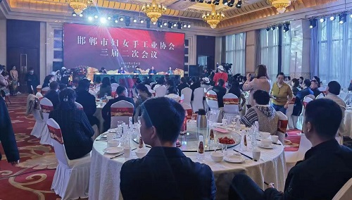 手工美女紅滿(mǎn)天 —— 記手工之家參加邯鄲市婦女手工業(yè)協(xié)會(huì)三屆二次會(huì)議