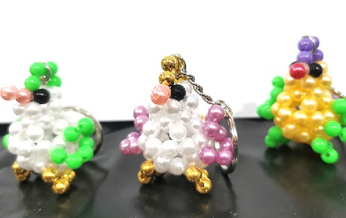 3月17日，在家做手工副業(yè)掙錢，靈活就業(yè)的手工副業(yè)，手工之家的純手工項(xiàng)目，加工容易、銷售也容易，圖為勵志珠珠繡串珠手工產(chǎn)品剪影
