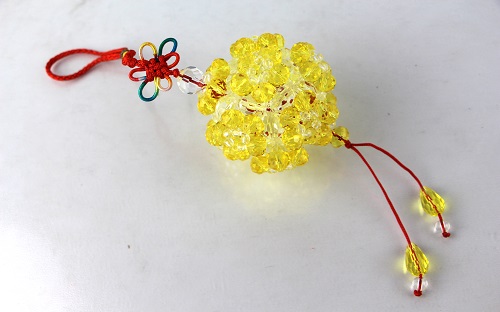 3月20日，穩(wěn)定可靠的手工副業(yè)，靈活就業(yè)做手工掙錢(qián)，在手工之家如何辦理合作，圖為勵(lì)志珠珠繡串珠手工產(chǎn)品剪影