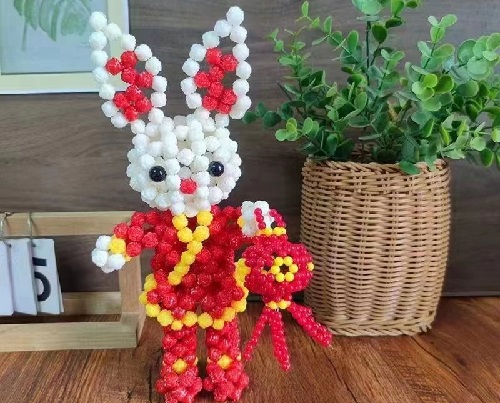 3月23日，居家靈活就業(yè)副業(yè)，在家做手工掙錢，付出可以有更好的收獲，在手工之家如何做到，圖為勵志珠珠繡串珠手工產品剪影
