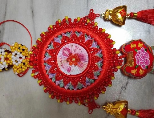 4月3日，手工加工回收項目，居家靈活就業(yè)創(chuàng)業(yè)好副業(yè)，手工之家的服務好是指哪些方面，圖為勵志珠珠繡串珠手工產品剪影